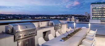 DOWNTOWN Austin with ROOFTOP Pool and BBQ Area, Fire Pit & a Fitness Center