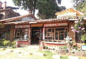 A rustic building with signs for 'Hotel Cabana' and 'Colina de los Ruisneores'. - Hotel Cabaña Los Ruiseñores (Mazamitla)