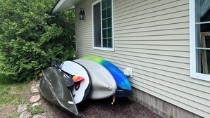 A house with a covered porch area. - Fabulous 2 Bed, 2 Bath Cottage On Kangaroo Lake (Baileys Harbor)