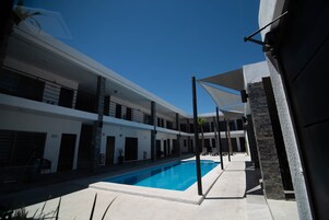 Una piscina al aire libre