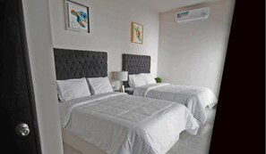 Chambre quadruple, 2 grands lits | Fer et planche à repasser, accès au Wi-Fi (inclus), literie fournie