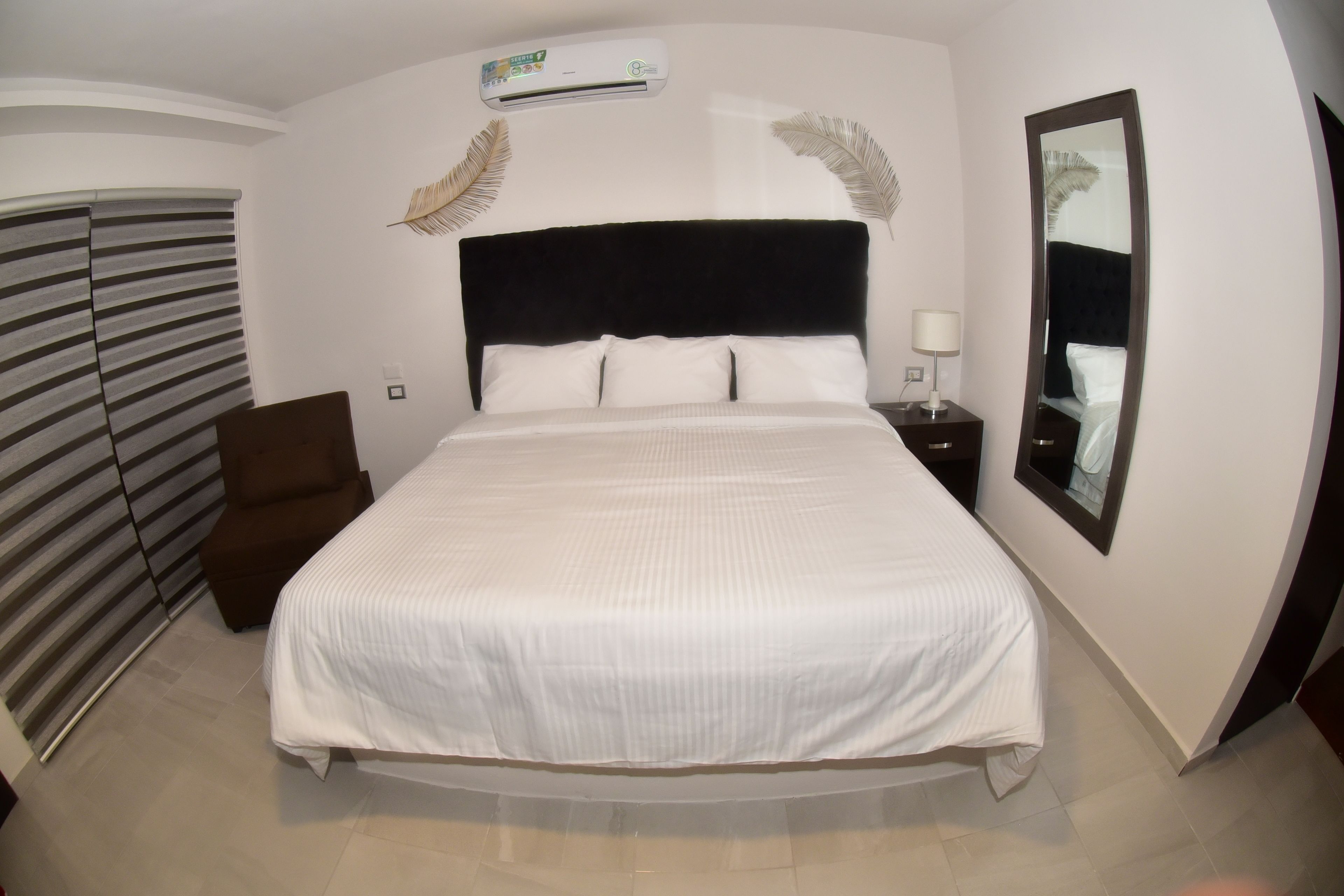 Habitación doble clásica, 1 cama King size | Tabla de planchar con plancha, wifi gratis y ropa de cama 