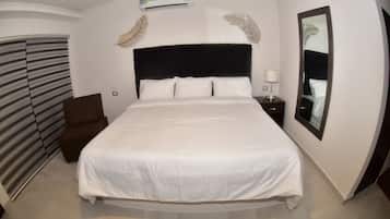 Habitación doble clásica, 1 cama King size | Tabla de planchar con plancha, wifi gratis y ropa de cama