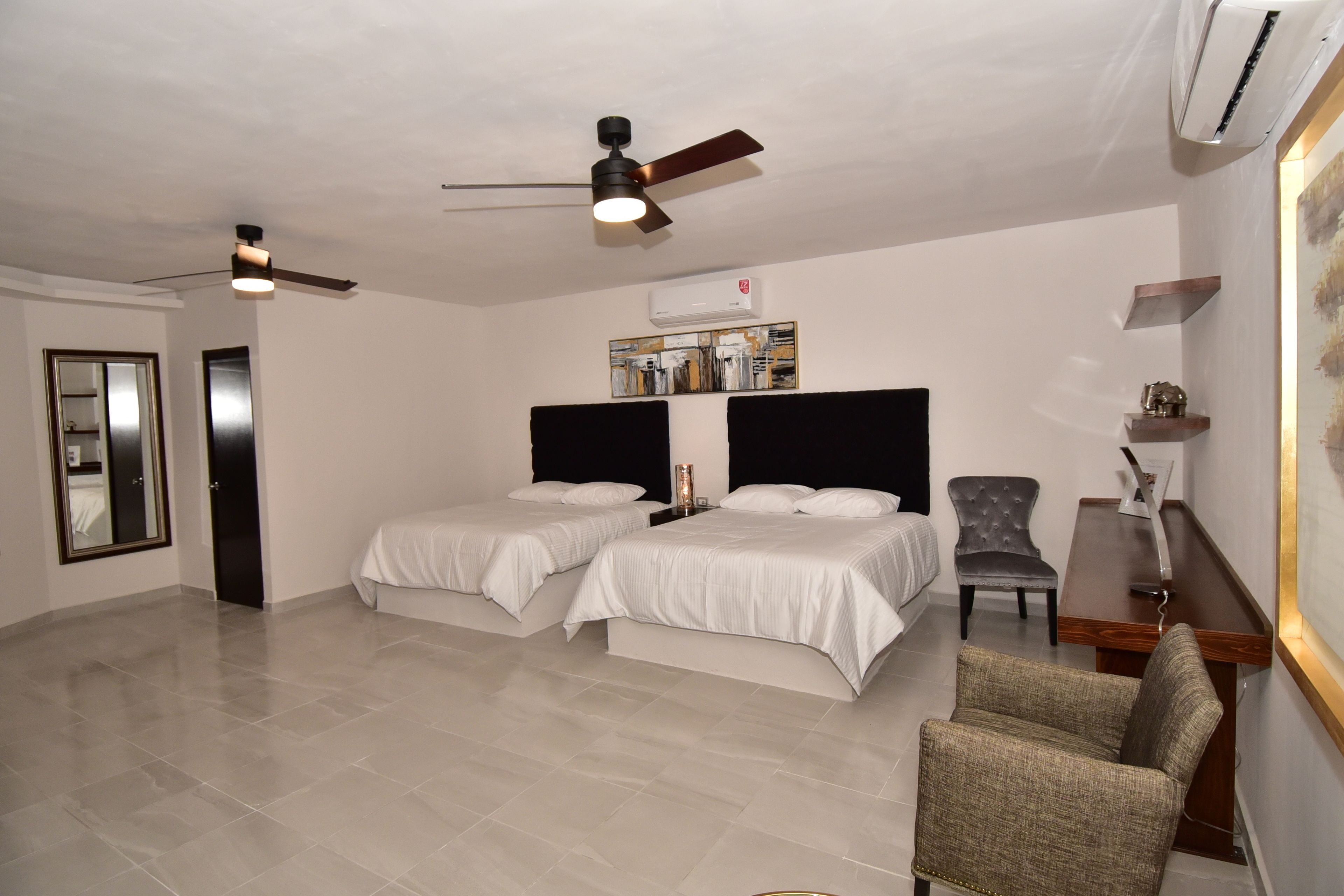 Suite | Bathroom | Shower, free toiletries, hair dryer, towels