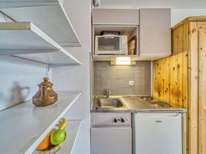 Jääkaappi, uuni, keittoastiat/astiat/ruokailuvälineet