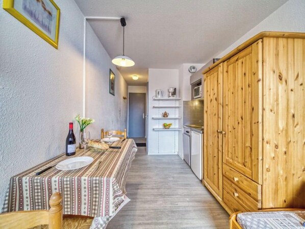 Fridge, oven, cookware/dishes/utensils