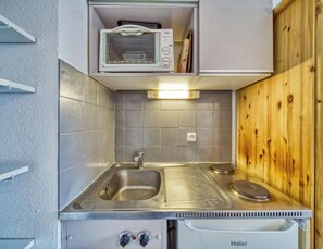 Kühlschrank, Ofen, Kochgeschirr/Geschirr/Besteck