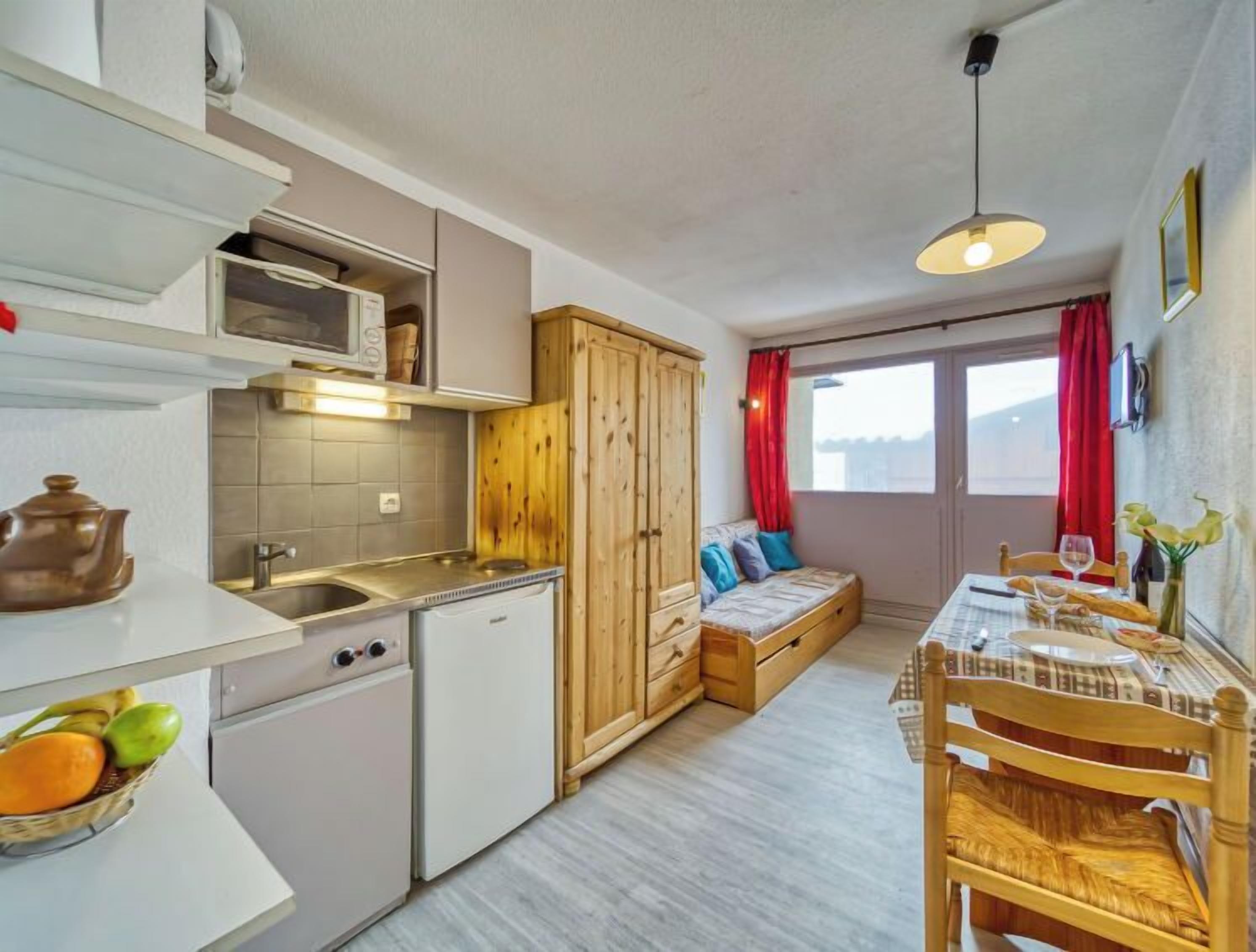 Kühlschrank, Ofen, Kochgeschirr/Geschirr/Besteck