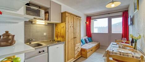 Kühlschrank, Ofen, Kochgeschirr/Geschirr/Besteck