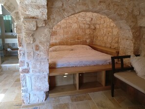 6 bedrooms, WiFi, bed sheets, wheelchair access
