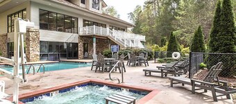 Country Hotel near Gatlinburg amusement park w/ indoor/outdoor heated pools, hot tubs and game rooms