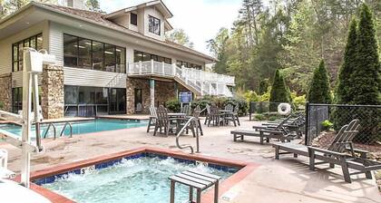 Country Hotel near Gatlinburg amusement park w/ indoor/outdoor heated pools, hot tubs and game rooms