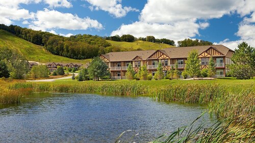 Kommen Sie zum Skifahren in unser Boyne Mountain Resort mit saisonalem Pool, Whirlpool im Innenbereich, Fitnessraum und Spielzimmer