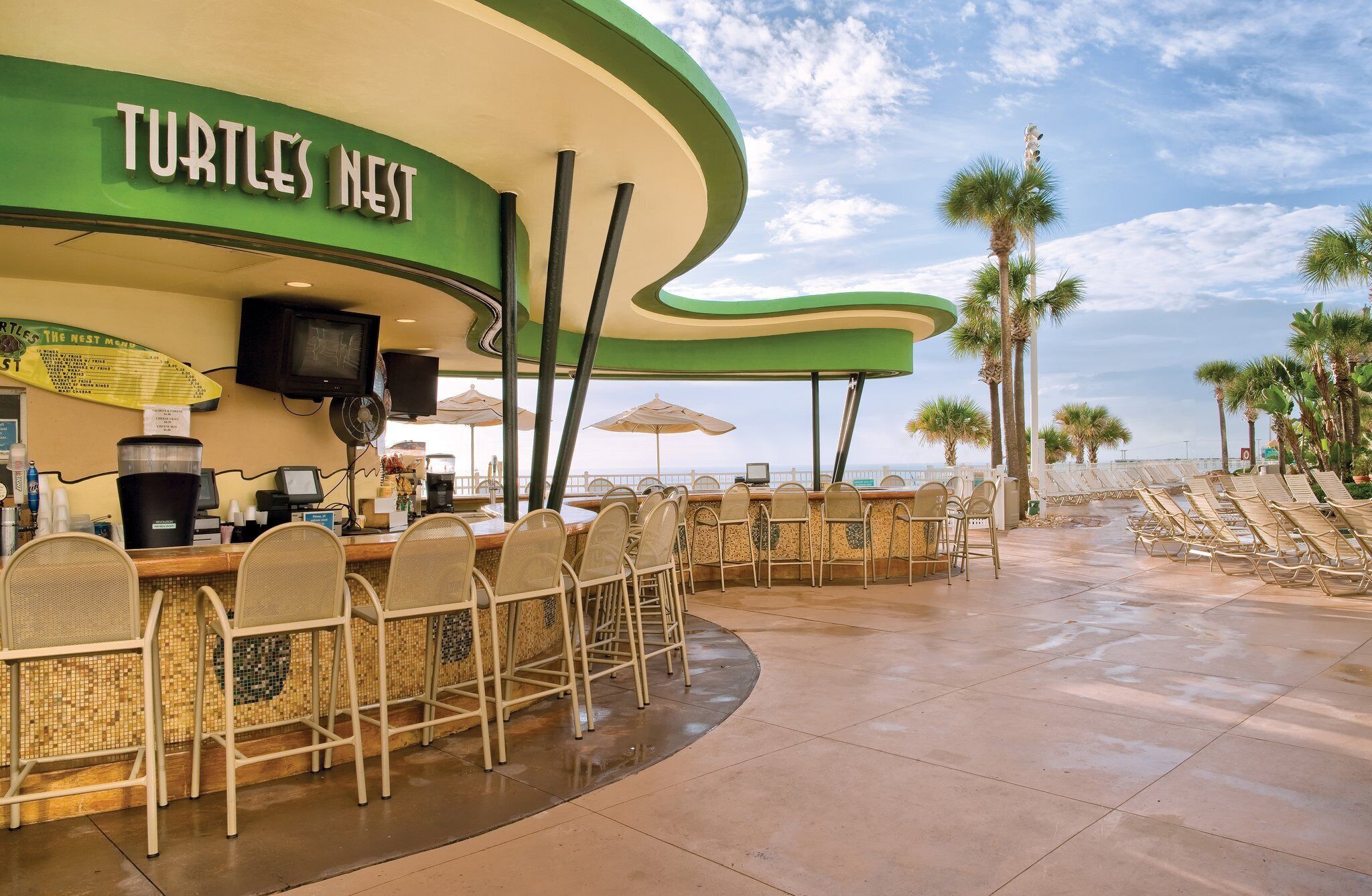 Beach Front High Rise walking distance to Daytona Lagoon