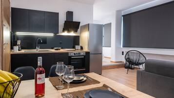 Fridge, oven, stovetop, coffee/tea maker