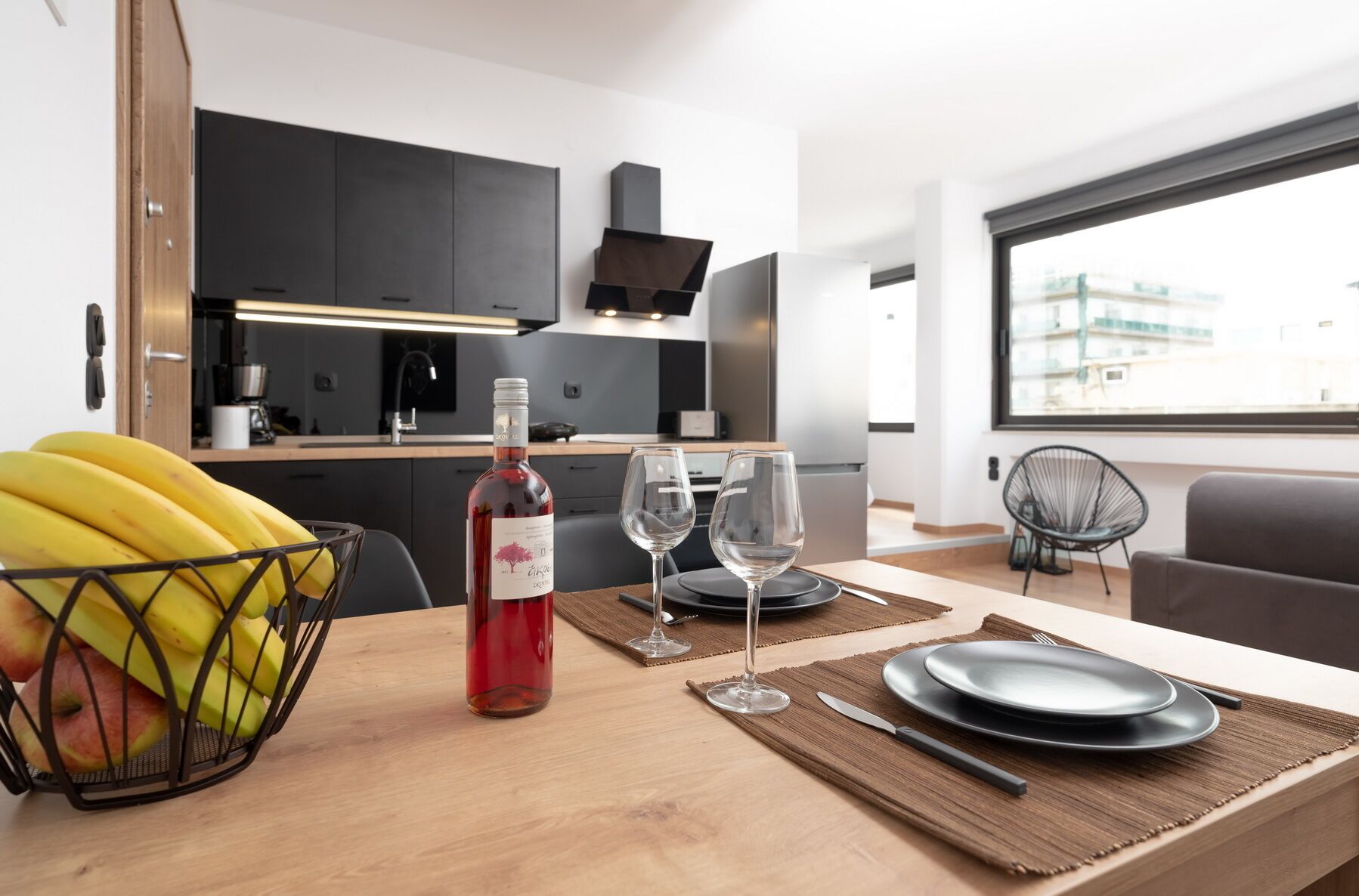 Fridge, oven, stovetop, coffee/tea maker