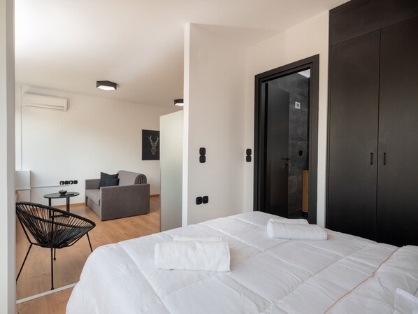 1 Schlafzimmer, Schreibtisch, schallisolierte Zimmer