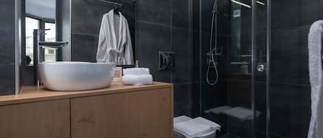 Regadera, secadora de cabello, batas, pantuflas