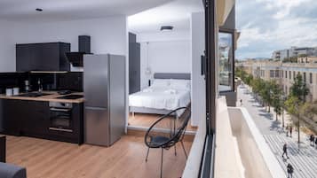 Fridge, oven, stovetop, coffee/tea maker