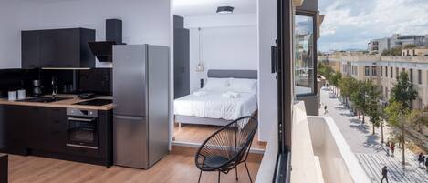 Kühlschrank, Ofen, Herdplatte, Wasserkocher mit Kaffee-/Teezubehör