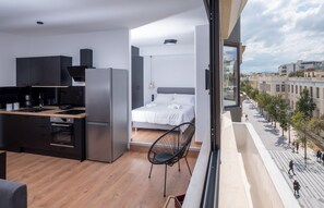 Kühlschrank, Ofen, Herdplatte, Wasserkocher mit Kaffee-/Teezubehör