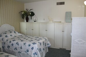 1 bedroom, WiFi - Enclosed Patio & Steps to Ocean! (Rehoboth Beach)