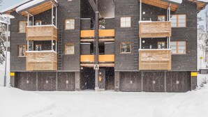 Un edificio de varios pisos con balcones y una entrada principal.