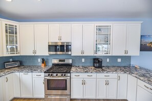 Fridge, microwave, stovetop, dishwasher