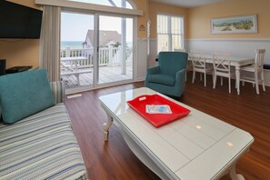 Smart TV - Pet Friendly,Oceanfront duplex,direct access,community pool.Spinnaker's Reach (Emerald Isle)