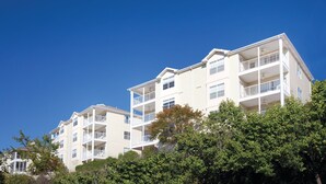 A multi-story hotel with balconies and a clear blue sky. - Spacious Branson  lodging with Beautiful scenery (Branson)