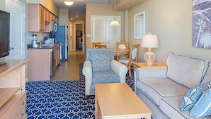 A compact living space with a kitchenette, a dining area, and a seating area with a patterned rug. - Located in the Heart of Myrtle Beach, close to the Beach, Museum's, with access to all amenities (Myrtle Beach)