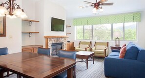 TV, video games, DVD player - Country Hotel near Gatlinburg amusement park w/ indoor/outdoor heated pools, hot tubs and game rooms (Gatlinburg)