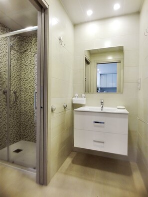 Dusche, Haartrockner, Handtücher