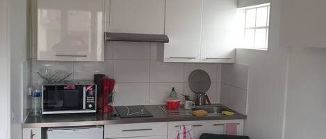 Fridge, microwave, stovetop, coffee/tea maker