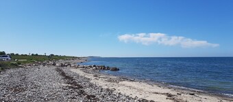 Sun-drenched first floor apartment on the dyke