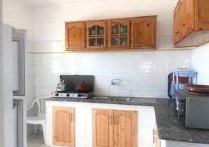 Fridge, microwave, stovetop, cookware/dishes/utensils - Residence Cité Jardins 4082 (Martil)