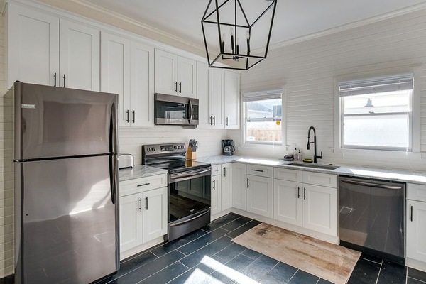 Køleskab, mikrobølgeovn, ovn, kogeplade