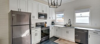 Starland District Cottage - Foodie Getaway!
