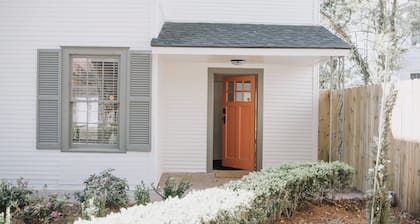 Starland District Cottage - Foodie Getaway!