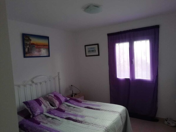2 habitaciones, escritorio, tabla de planchar con plancha y wifi gratis 