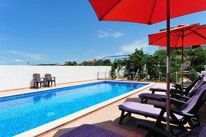 Seasonal outdoor pool, pool umbrellas, sun loungers - Villa Velin Apartments (Primosten)