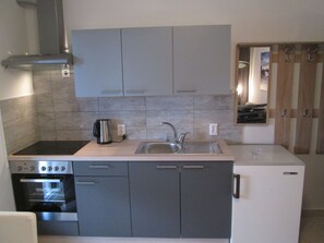 Apartemen Keluarga, 1 kamar tidur, pemandangan laut | Dapur pribadi | Lemari es besar, microwave, kompor, dan mesin pembuat kopi/teh