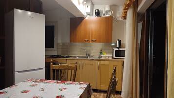 Penthouse Panoramique, vue mer | Cuisine privée | Grand réfrigérateur, micro-ondes, plaque de cuisson