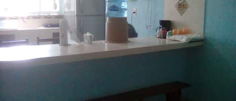 Geladeira, cooktop, cafeteira/chaleira, liquidificador