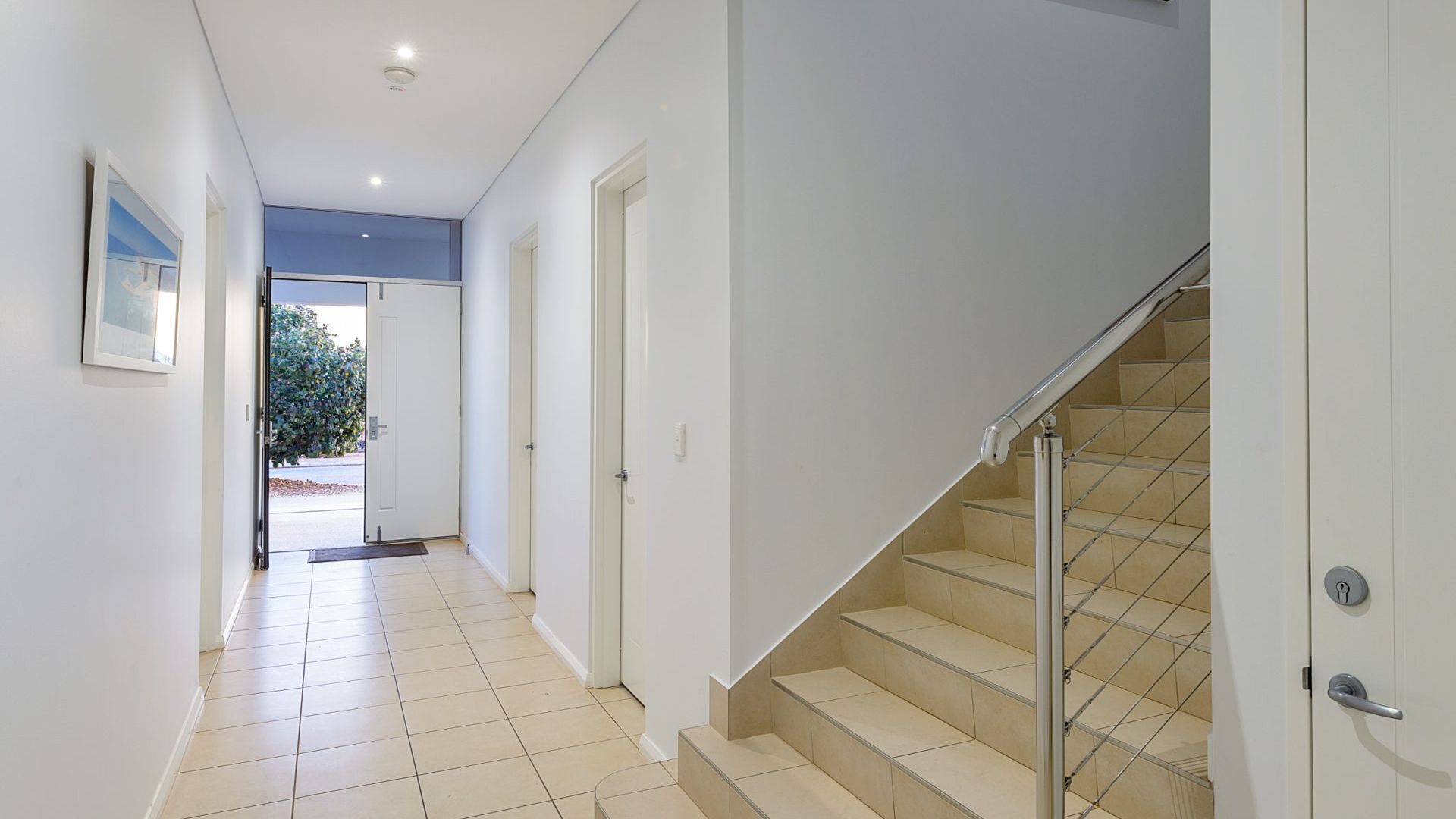 Un pasillo con una escalera que conduce a una plataforma.