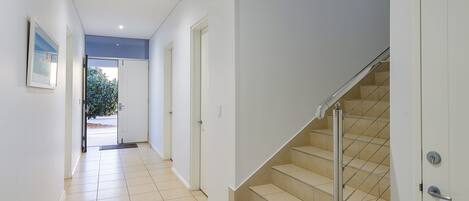 Un pasillo con una escalera que conduce a una plataforma.
