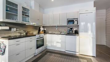 Fridge, microwave, dishwasher, cookware/dishes/utensils