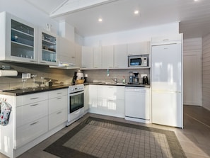 Kjøleskap, mikrobølgeovn, oppvaskmaskin og kjøkkenutstyr