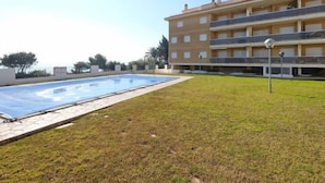 Un edificio con varios balcones y una piscina.