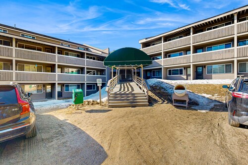 Ski-in / ski-out-huoneisto, jossa on jaettu uima-allas ja poreallas! Vain muutaman askeleen päässä hiihtohissi!